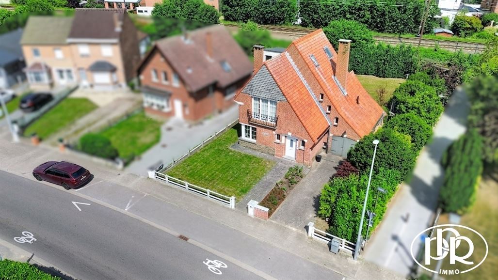 Architect-designed villa with 3 to 4 bedrooms and a garage.