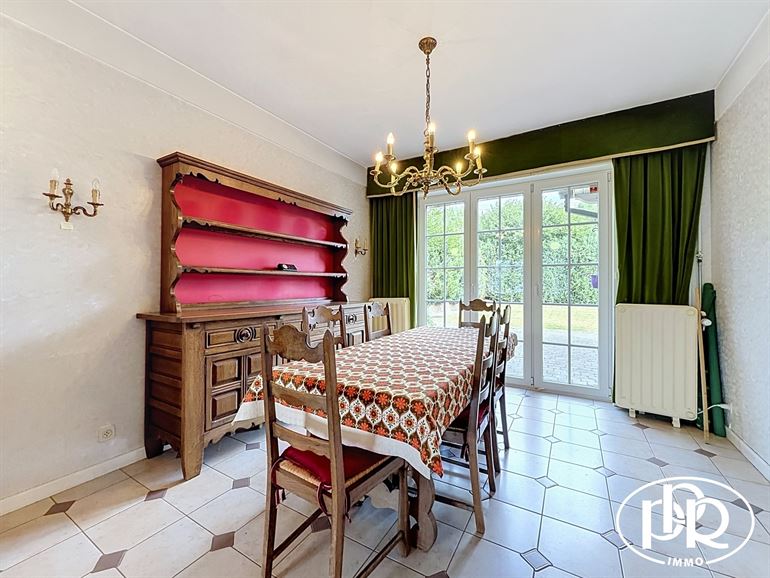 Architect-designed villa with 3 to 4 bedrooms and a garage.