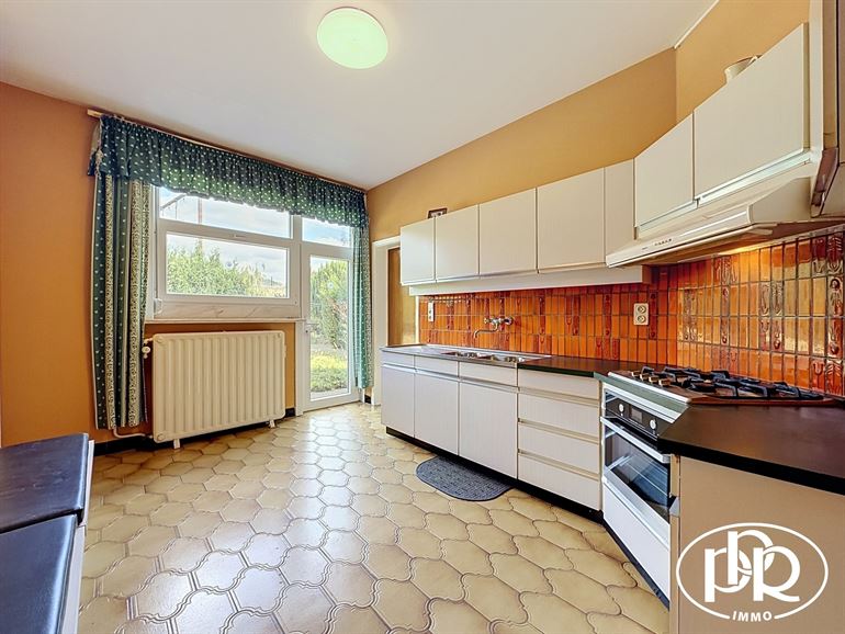 Architect-designed villa with 3 to 4 bedrooms and a garage.