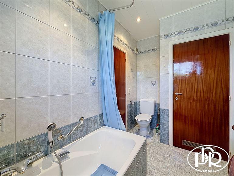 Architect-designed villa with 3 to 4 bedrooms and a garage.