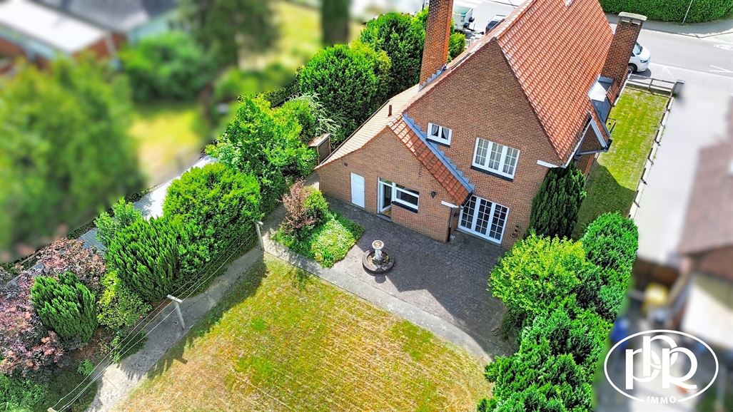 Architect-designed villa with 3 to 4 bedrooms and a garage.