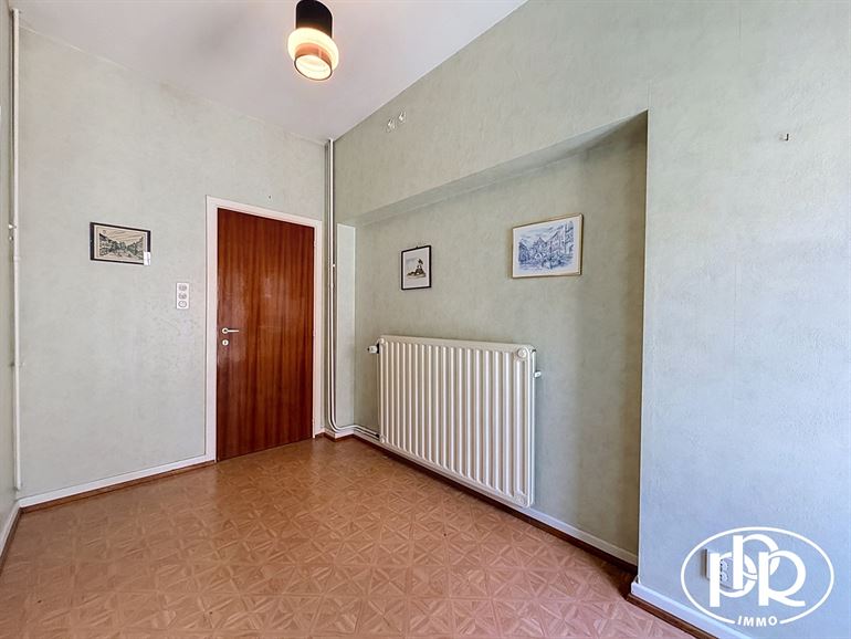 Architect-designed villa with 3 to 4 bedrooms and a garage.