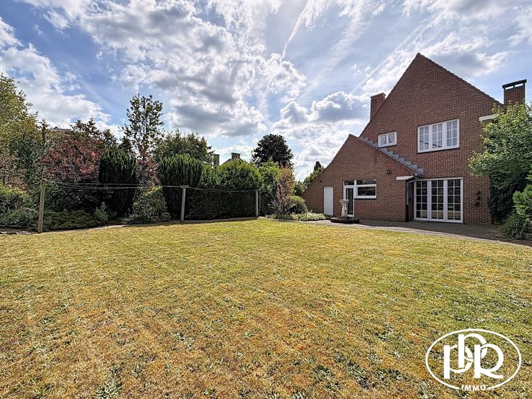 Architect-designed villa with 3 to 4 bedrooms and a garage.