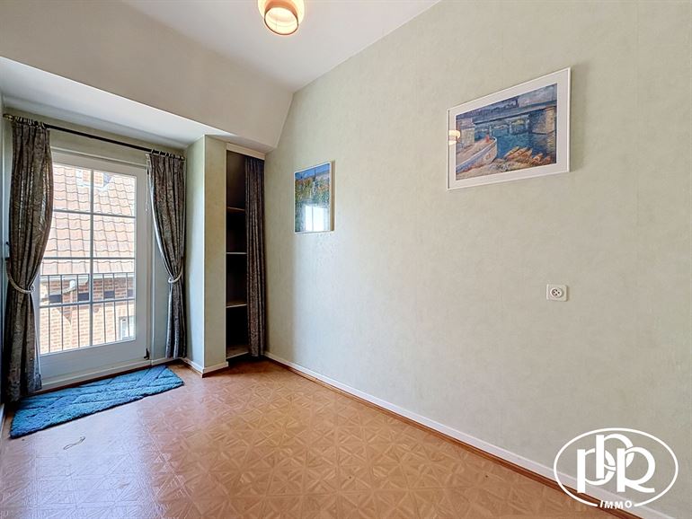 Architect-designed villa with 3 to 4 bedrooms and a garage.