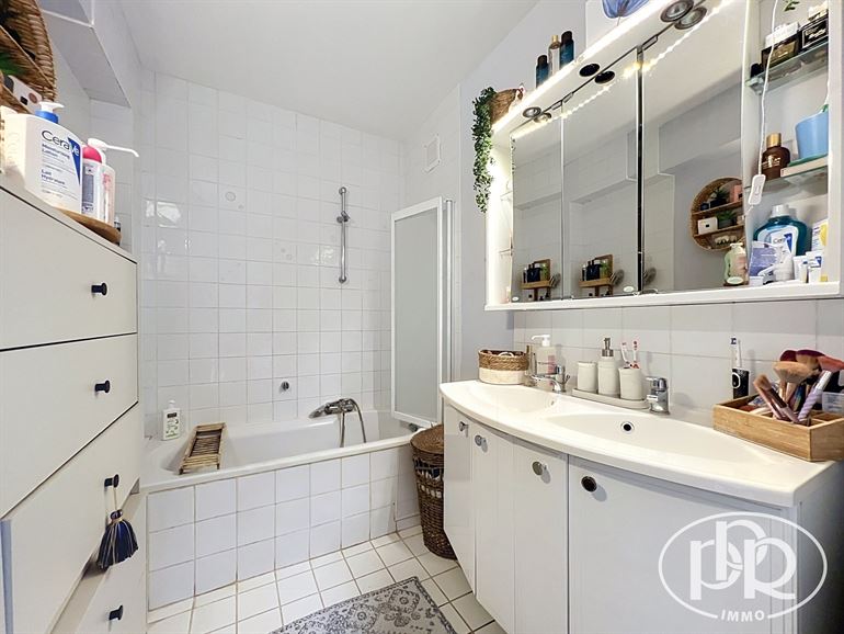 *** OFFRE ACCEPTÉE*** Idéalement situé avec terrasse et ascenseur