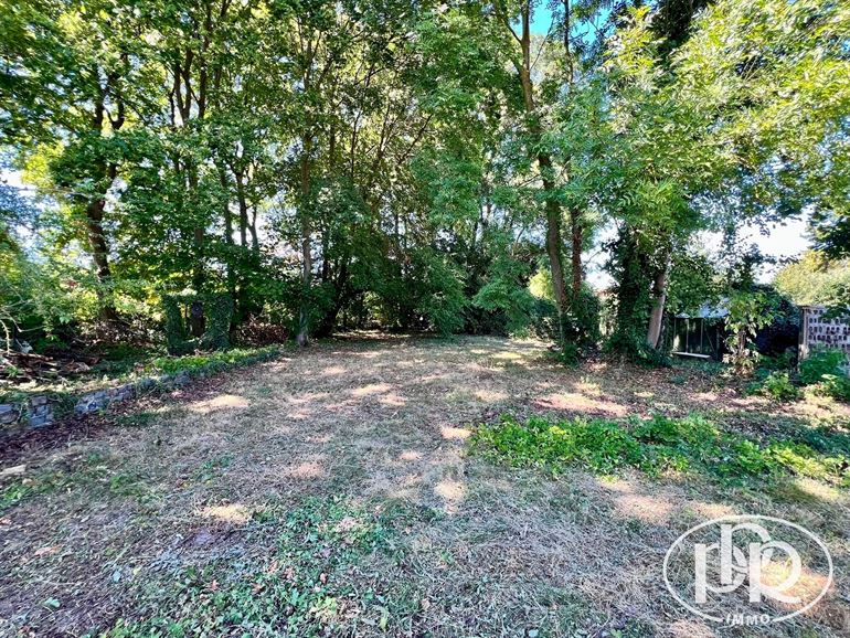 Terrain ± 6 ares, garage, poss 3 ch. & parking ext.