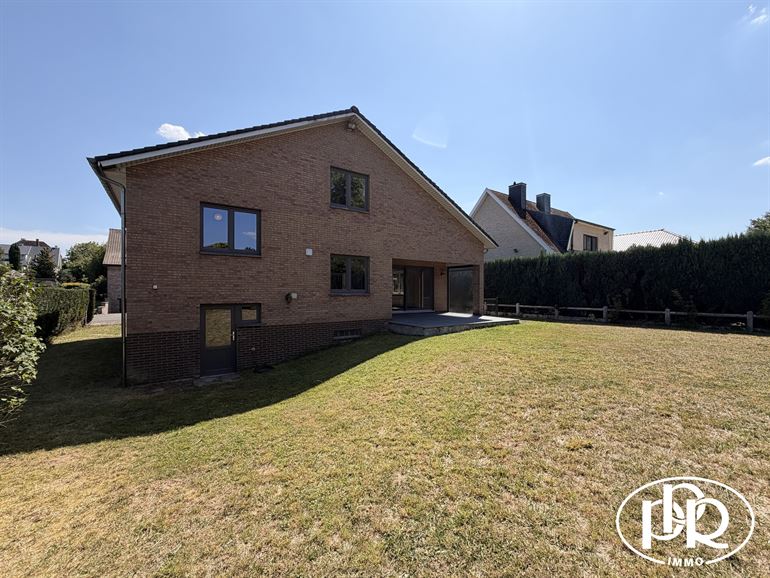 *** Signature de bail en cours*** Terrasse et Jardin sur +/- 6 ares 65 ca
