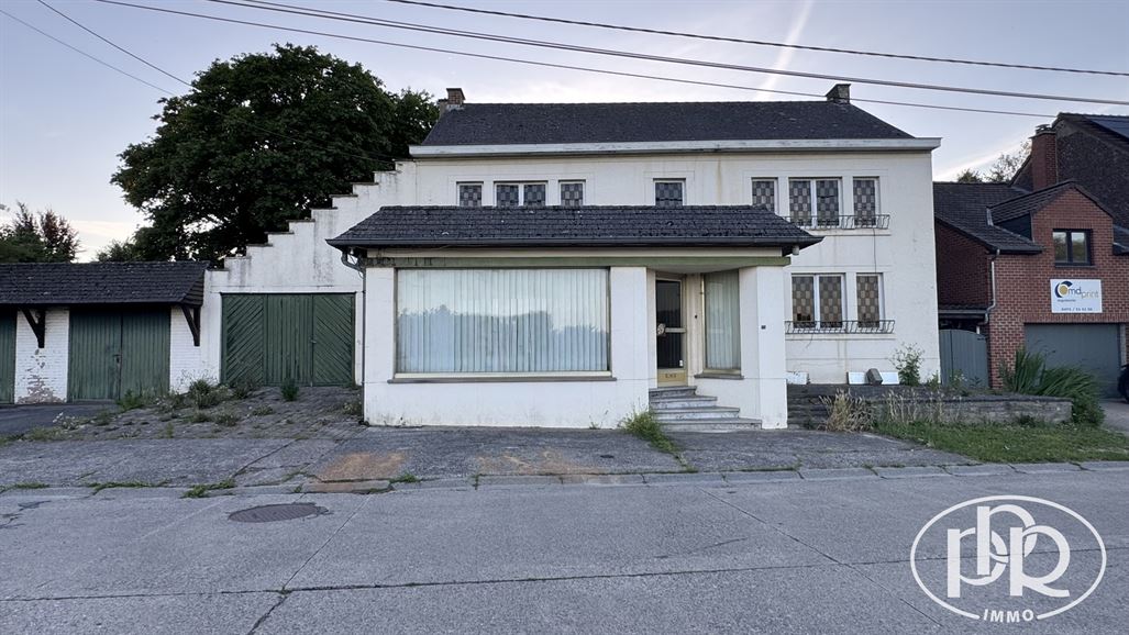 Terrain ± 6 ares, garage, poss 3 ch. & parking ext.