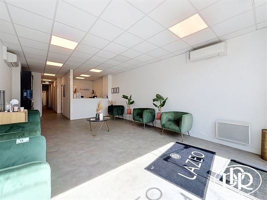 BEL IMMEUBLE COMMERCIAL idéalement situé en centre-ville, développant une superficie totale de ± 264 m².
