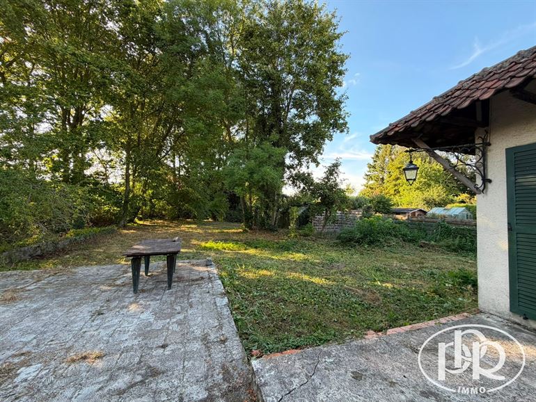 Terrain ± 6 ares, garage, poss 3 ch. & parking ext.