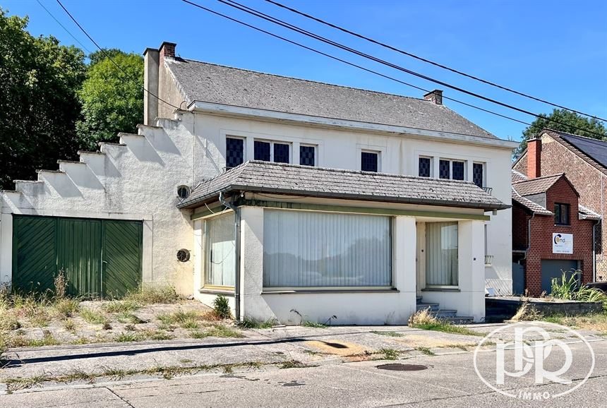 Terrain ± 6 ares, garage, poss 3 ch. & parking ext.