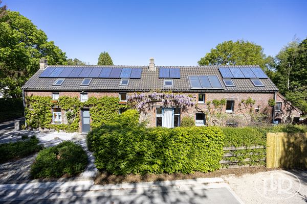 Magnifique fermette Lasnoise de ± 363 m². 4 à 5 ch. + bureau. Possibilité d'habitation kangourou !