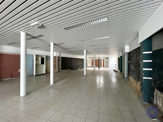 IN OPTIE: Ruim winkelpand ca. 240m² in het centrum van Kontich!