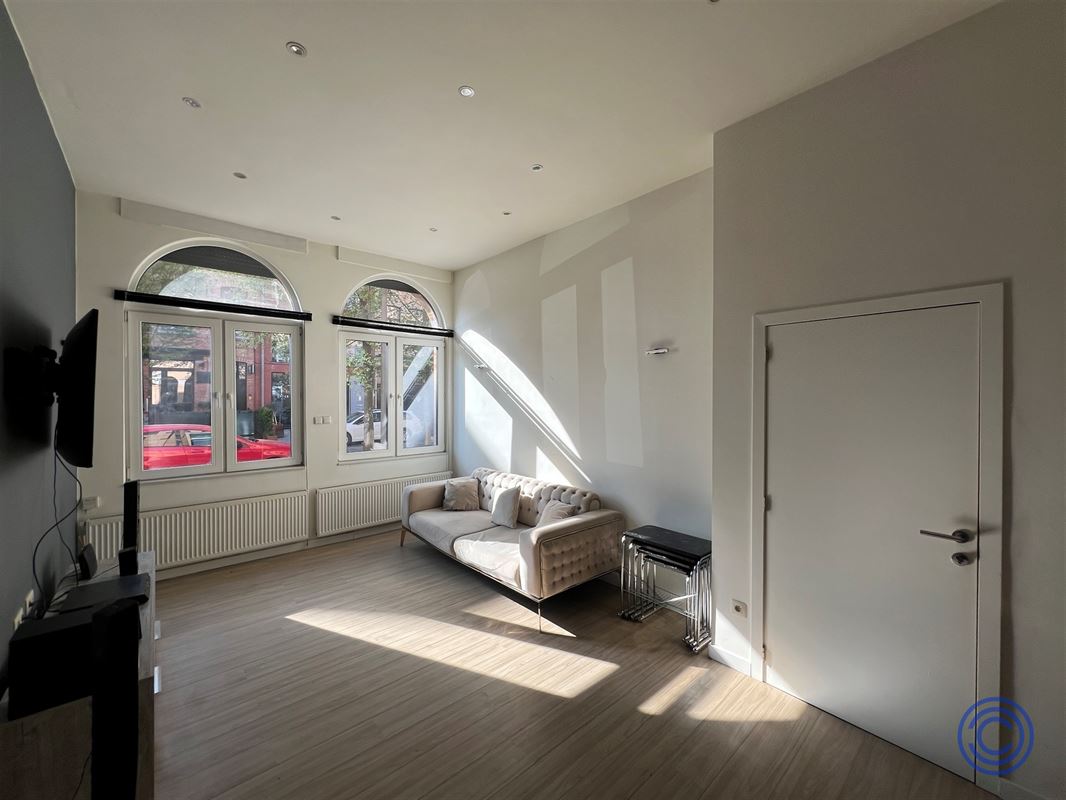 Pand met prachtig authentieke gevel bestaande uit 4 1-slpk app'en op het Eilandje