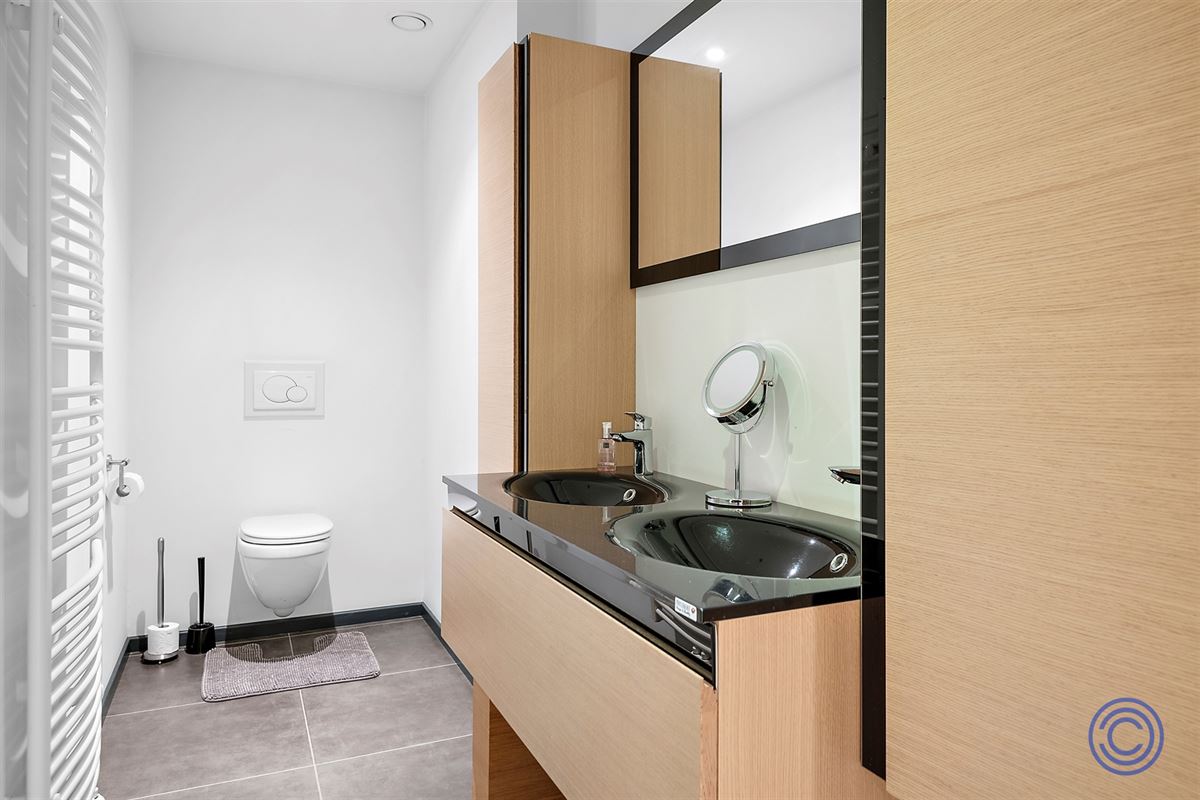 Magazijn ca. 466m² + luxueuze woning ca. 367m²!