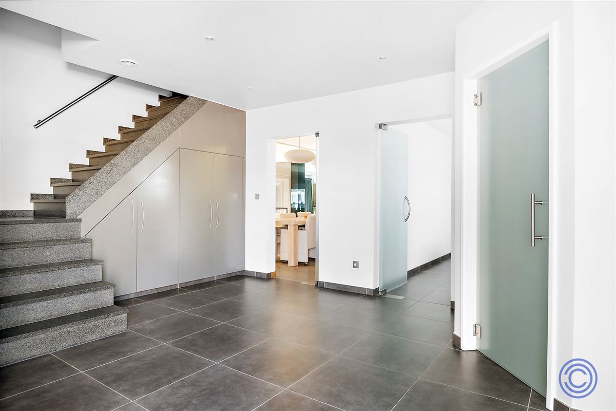Magazijn ca. 466m² + luxueuze woning ca. 367m²!
