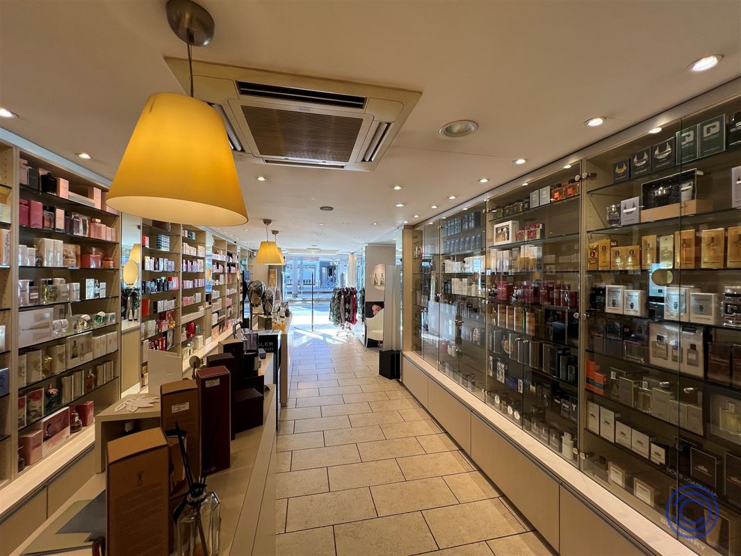 IN OPTIE: Handelspand ca. 160m² + tuin ca. 140m² op commerciële ligging!