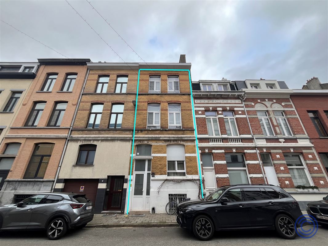 Te renoveren 6-slpk woning ca. 195m² met terras!