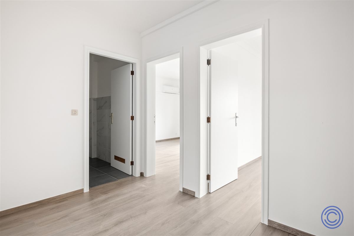 Volledig gerenoveerd 2-slp appartement met zonnig terras!