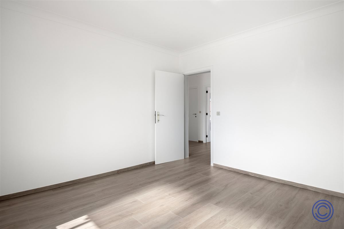 Volledig gerenoveerd 2-slp appartement met zonnig terras!