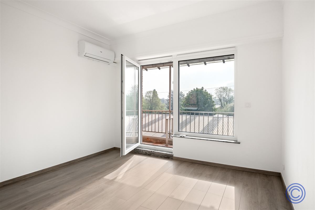Volledig gerenoveerd 2-slp appartement met zonnig terras!
