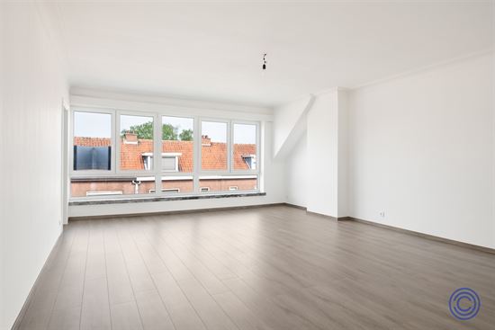 Volledig gerenoveerd 2-slp appartement met zonnig terras!