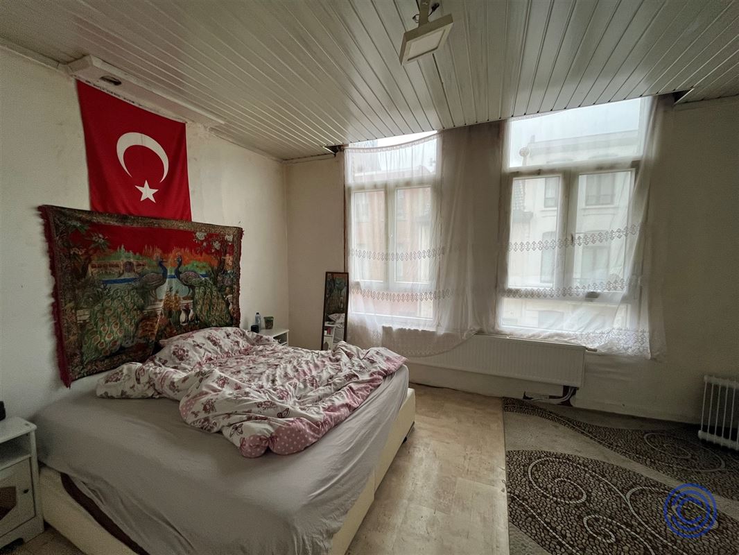 Te renoveren 6-slpk woning ca. 195m² met terras!