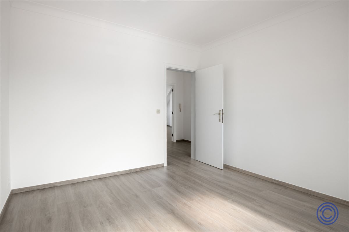Volledig gerenoveerd 2-slp appartement met zonnig terras!