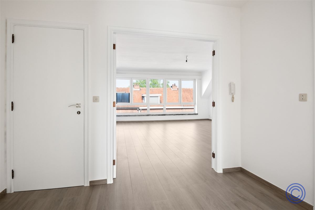 Volledig gerenoveerd 2-slp appartement met zonnig terras!