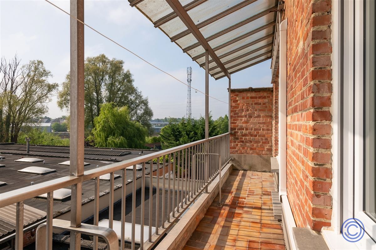 Volledig gerenoveerd 2-slp appartement met zonnig terras!