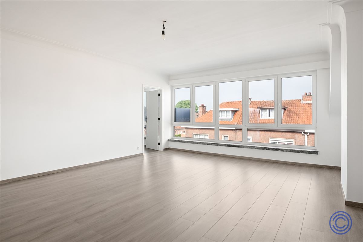 Volledig gerenoveerd 2-slp appartement met zonnig terras!