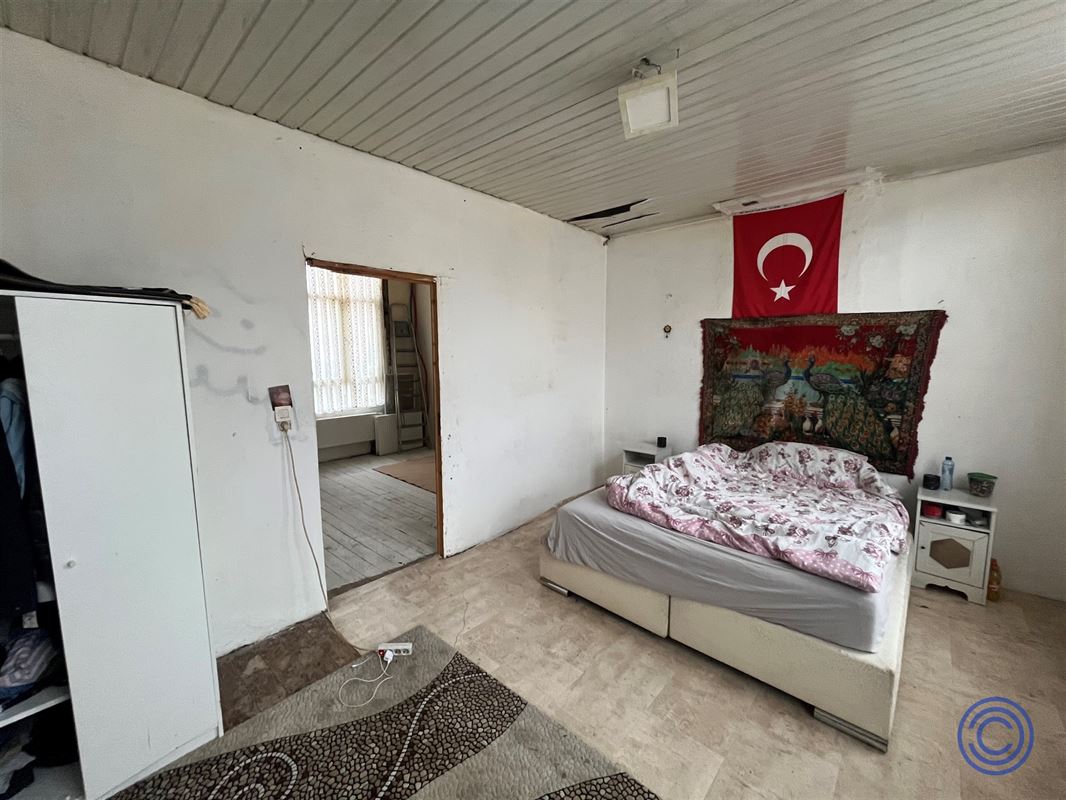 Te renoveren 6-slpk woning ca. 195m² met terras!