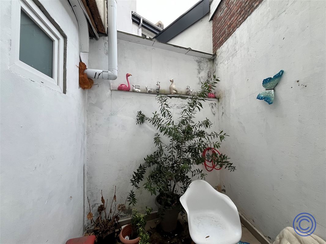 Te renoveren 6-slpk woning ca. 195m² met terras!