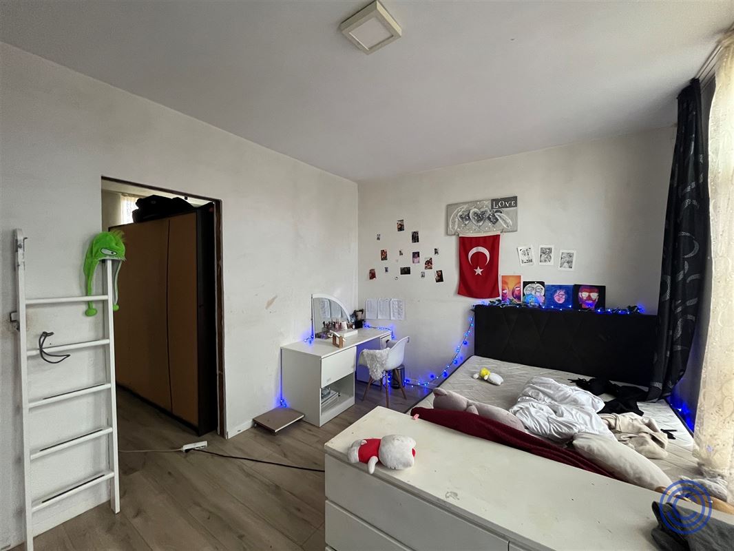 Te renoveren 6-slpk woning ca. 195m² met terras!