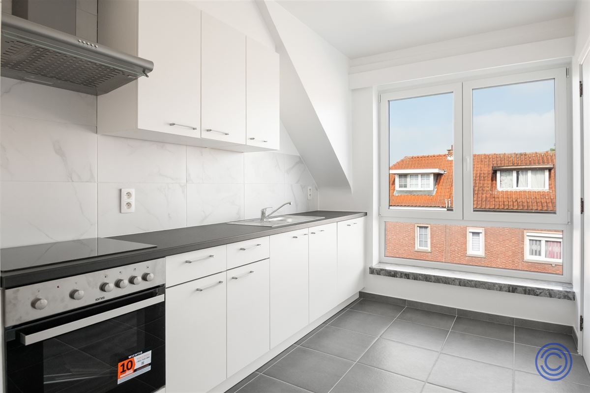 Volledig gerenoveerd 2-slp appartement met zonnig terras!