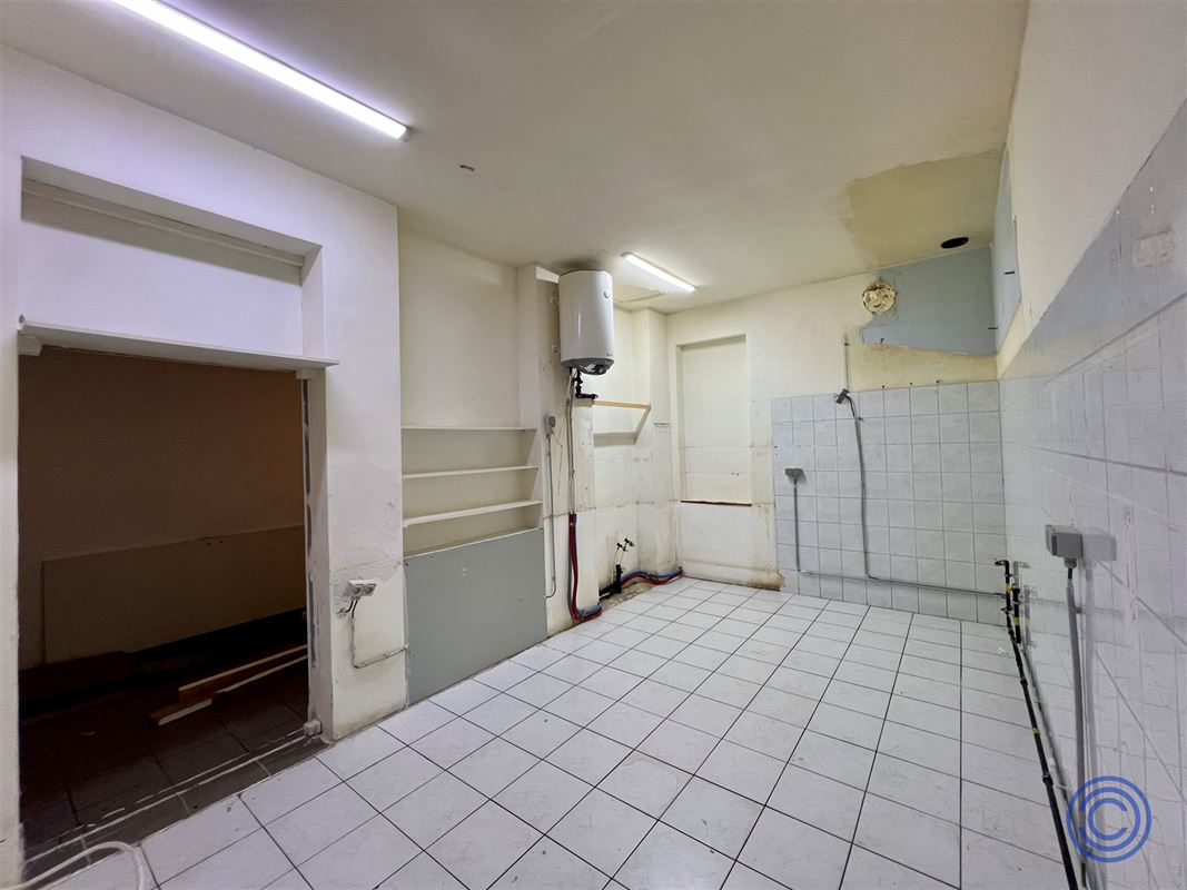 Handelspand ca. 145m² met hoge plafonds op AAA-locatie!