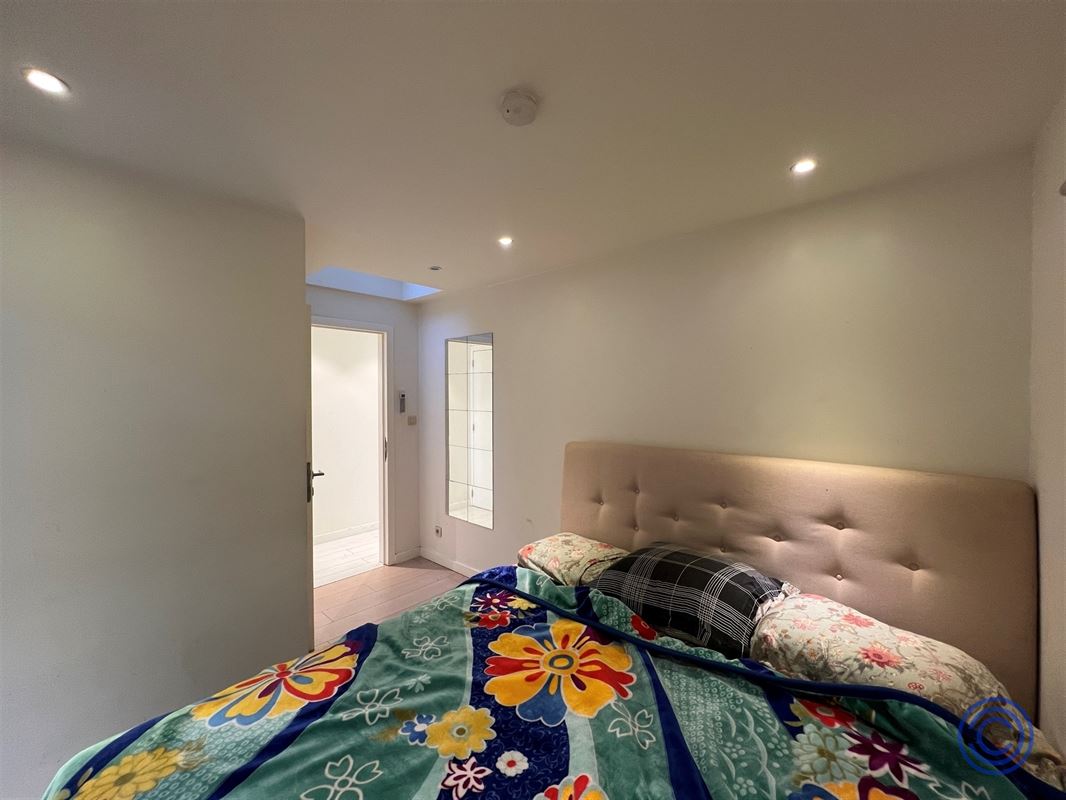 Pand met prachtig authentieke gevel bestaande uit 4 1-slpk app'en op het Eilandje