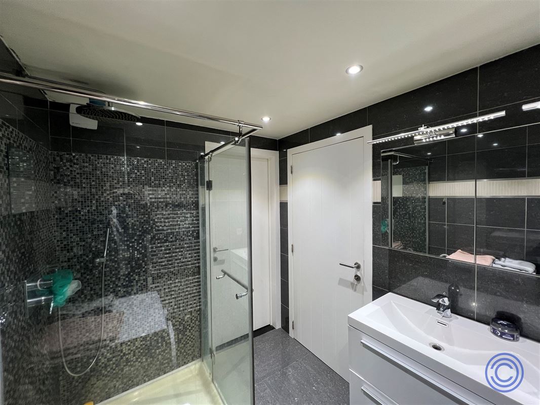 Pand met prachtig authentieke gevel bestaande uit 4 1-slpk app'en op het Eilandje