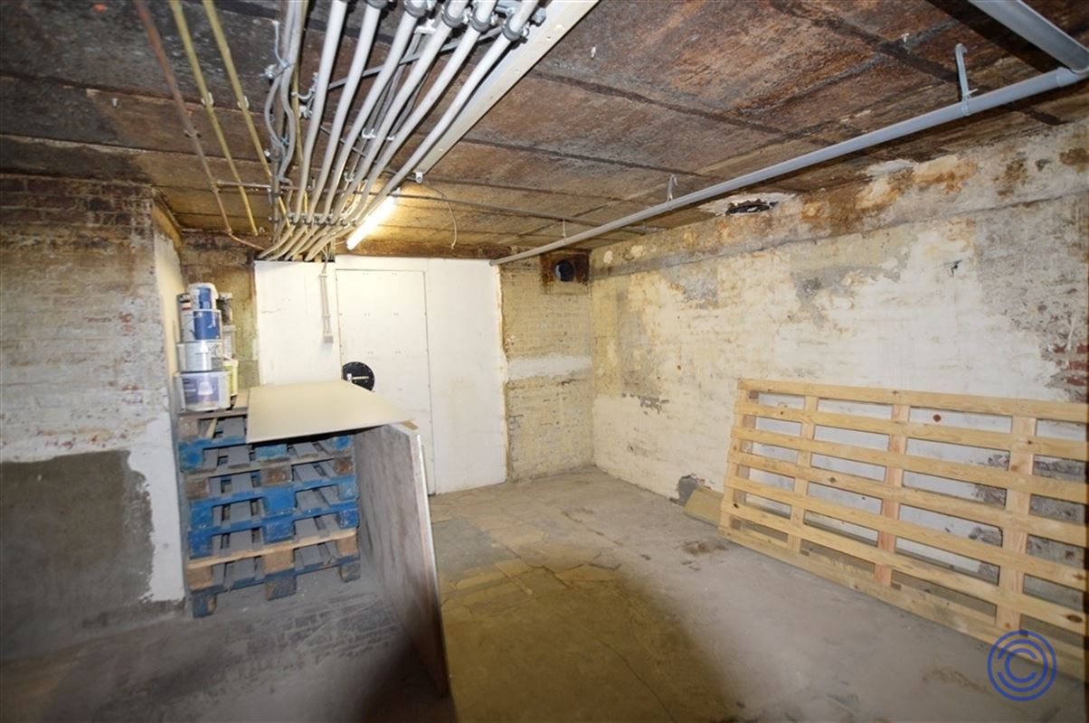 Handelspand ca. 145m² met hoge plafonds op AAA-locatie!