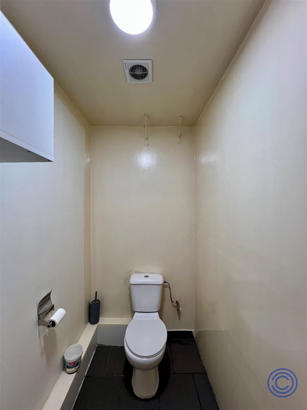 Handelspand ca. 145m² met hoge plafonds op AAA-locatie!