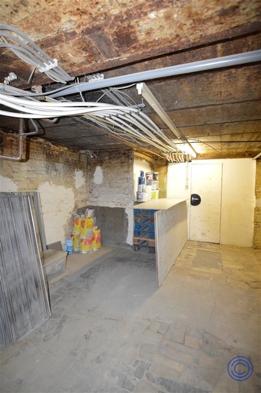 Handelspand ca. 145m² met hoge plafonds op AAA-locatie!