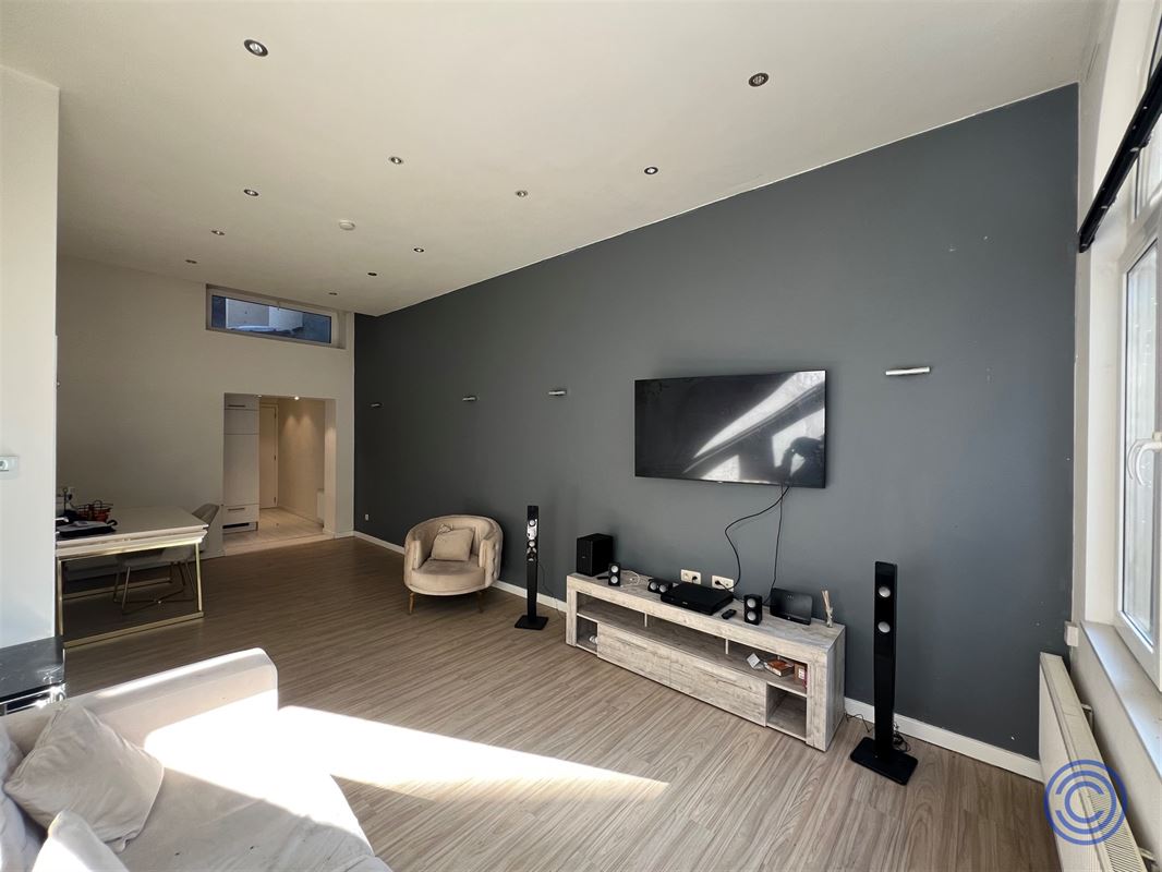 Pand met prachtig authentieke gevel bestaande uit 4 1-slpk app'en op het Eilandje