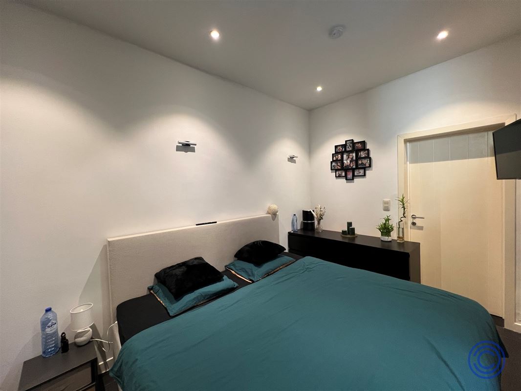 Pand met prachtig authentieke gevel bestaande uit 4 1-slpk app'en op het Eilandje