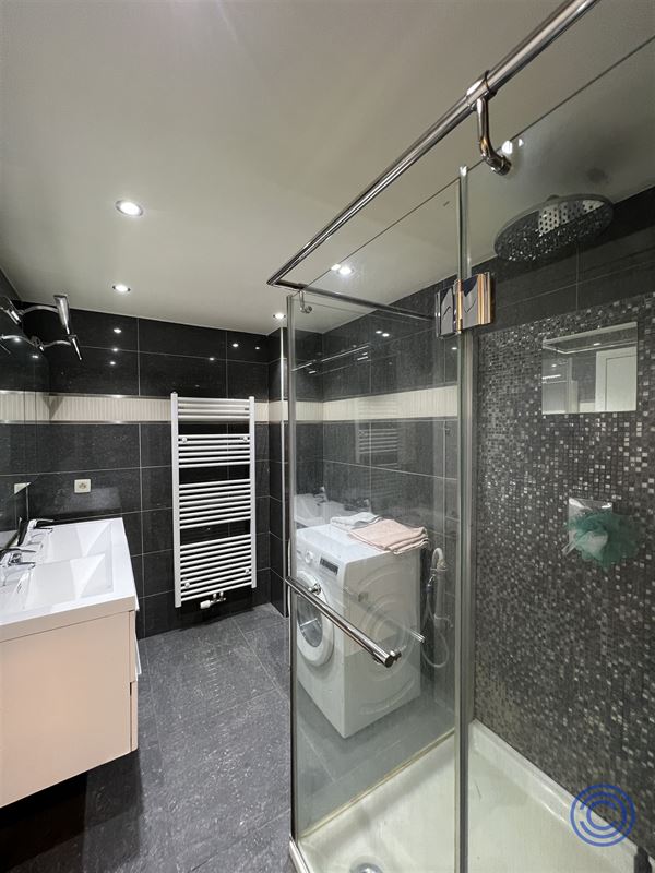 Pand met prachtig authentieke gevel bestaande uit 4 1-slpk app'en op het Eilandje