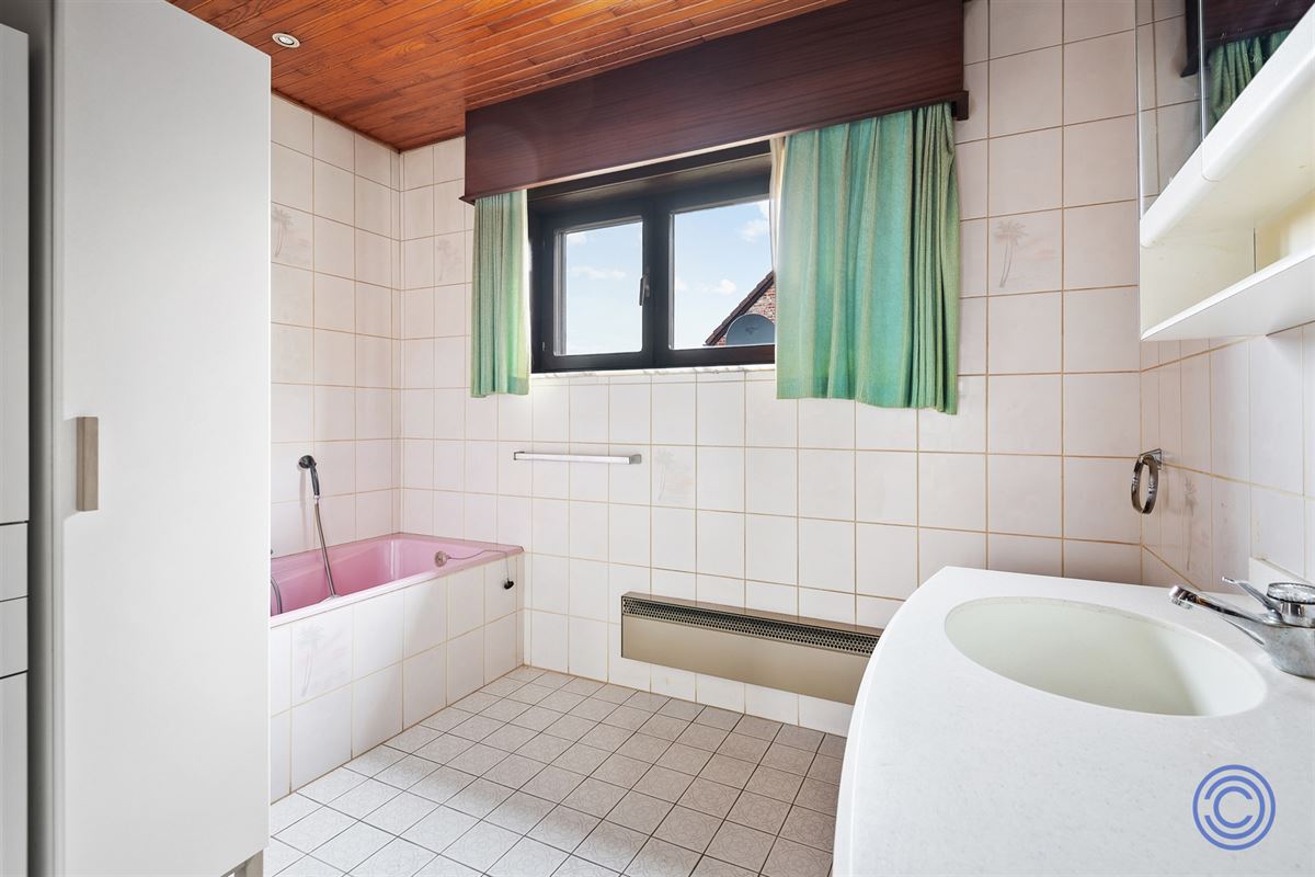 Te renoveren 3-slpk woning met west georiënteerde tuin!