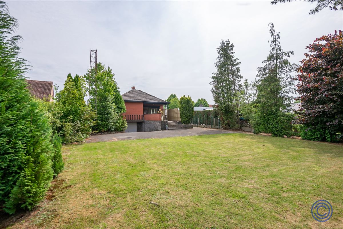 Te renoveren 3-slpk woning met west georiënteerde tuin!