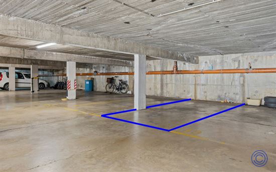 Overdekte autostaanplaats in afgesloten parking