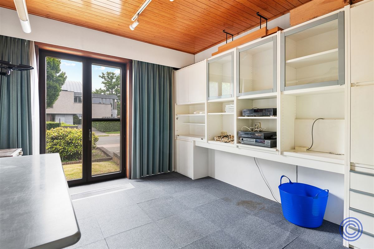 Te renoveren 3-slpk woning met west georiënteerde tuin!