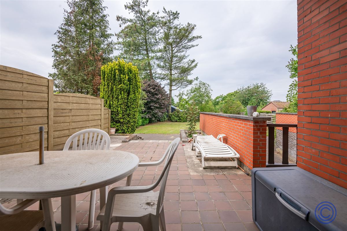 Te renoveren 3-slpk woning met west georiënteerde tuin!