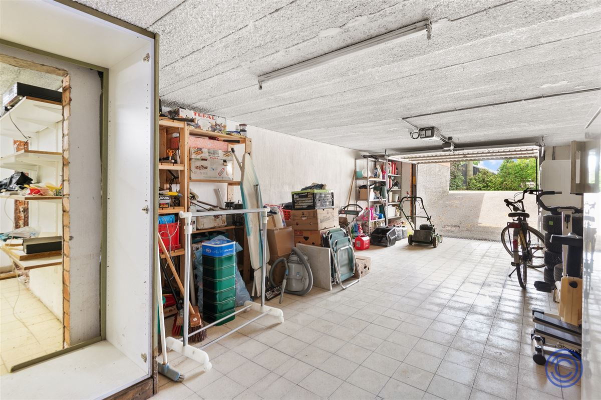 Te renoveren 3-slpk woning met west georiënteerde tuin!